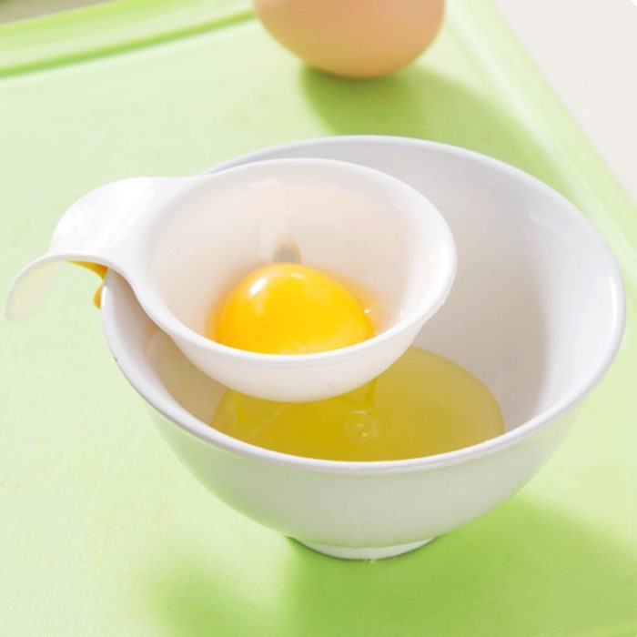 מפריד חלמון וחלבון ביצה הישר לתוך קערה
