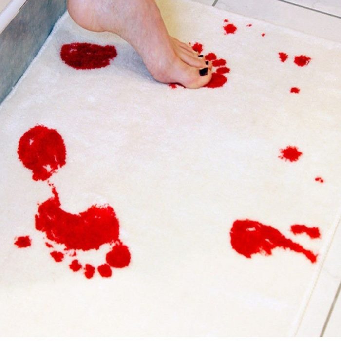 שטיחון מונע החלקה למקלחת עם כתמי דם