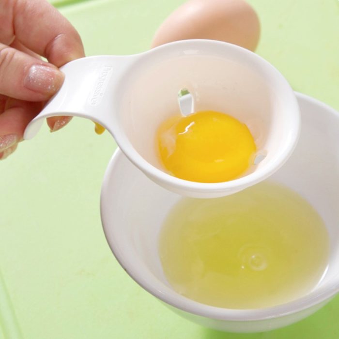 מפריד חלמון וחלבון ביצה הישר לתוך קערה