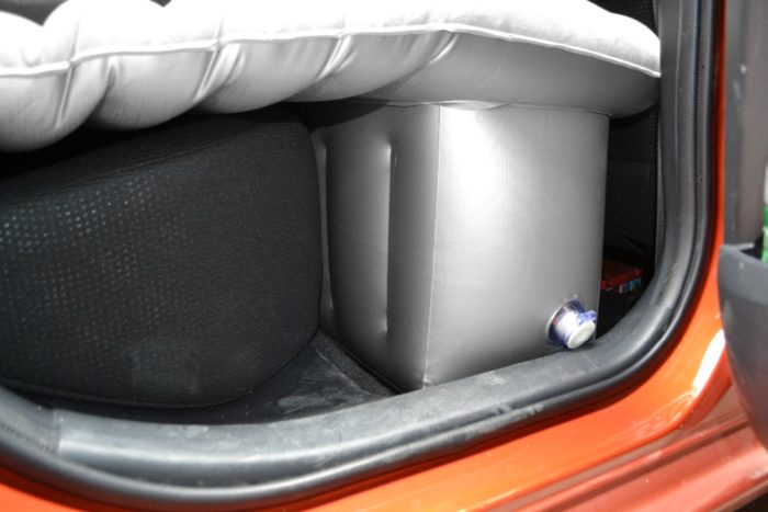 מזרון טיולים מתנפח למושב האחורי של הרכב כולל משאבה חשמלית וכריות