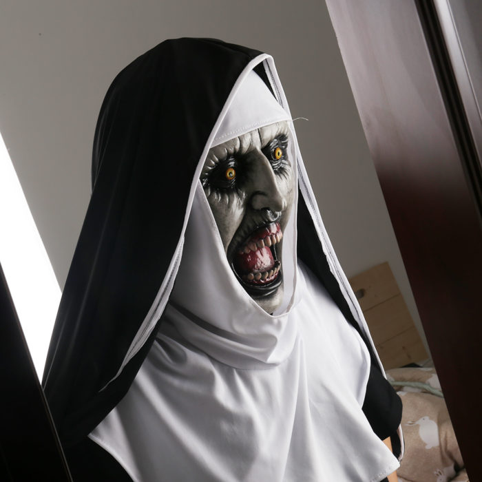 מסיכת נזירה מפחידה במיוחד