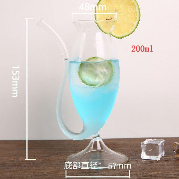 2 כוסות שתייה מזכוכית שקופה בעיצוב מיוחד עם קשים מובנים