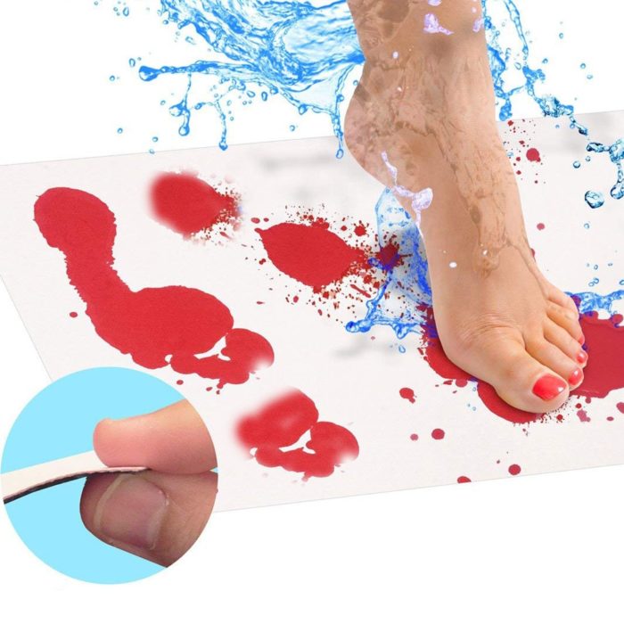 שטיח לאמבטיה המשנה את צבעי המים לצבעי דם