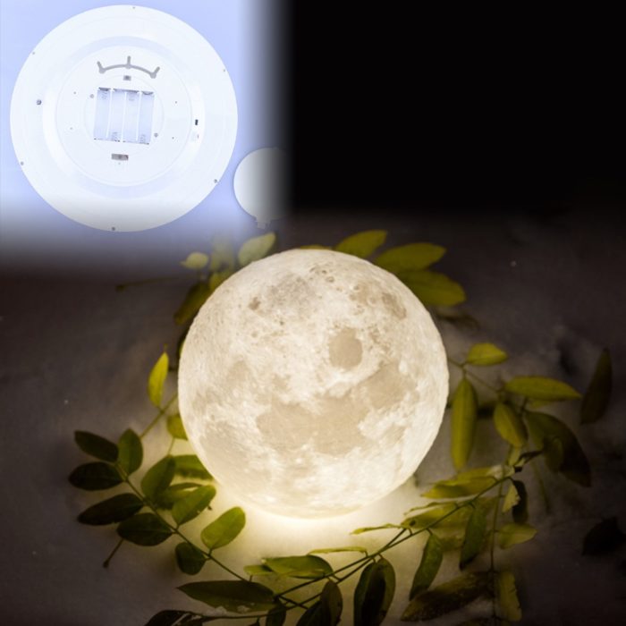 מנורה נתלית על הקיר בצורת ירח עם תאורה משתנה באמצעות שלט