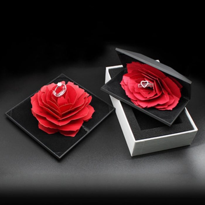 קופסת ורד נפתח עם מקום לטבעת להצעת נישואין