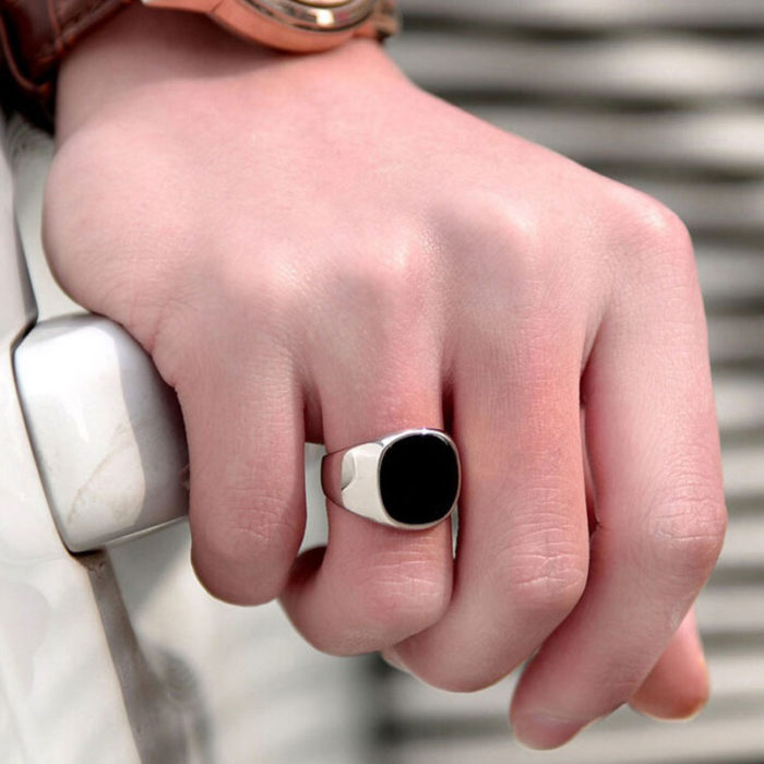 טבעת לגבר עם אבן שחורה