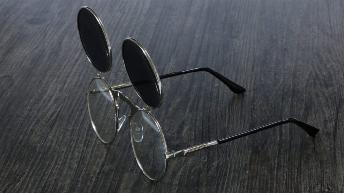 משקפי שמש אופנתיים עם עדשות הניתנות להרמה