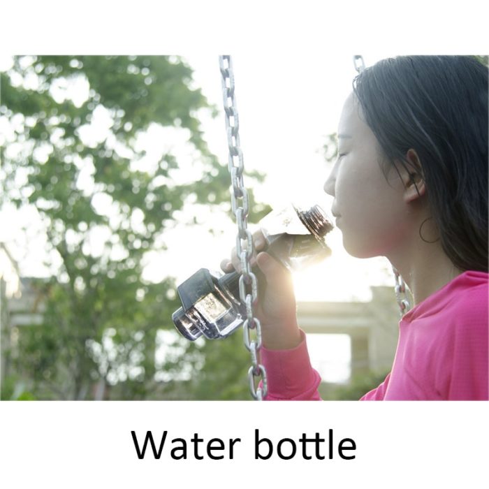 בקבוק מים המשמש גם בתור משקולת יד לאימונים