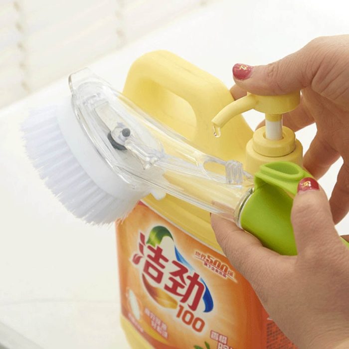 מברשת לשטיפת כלים המתמלאת בסבון