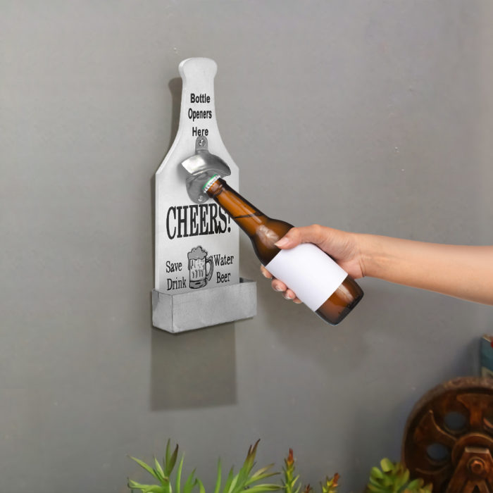 פותחן בקבוקים דקורטיבי נתלה על הקיר עם פחון לפקקים