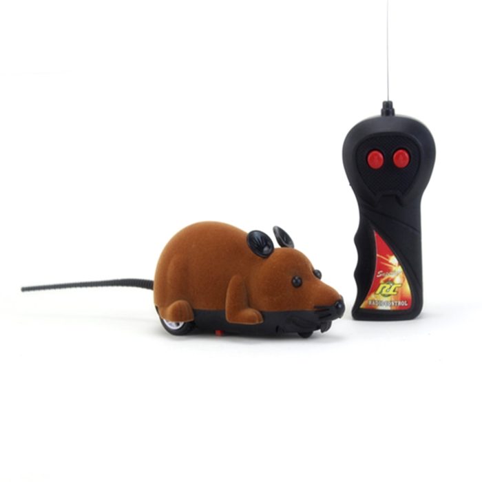 עכבר צעצוע על שלט רחוק