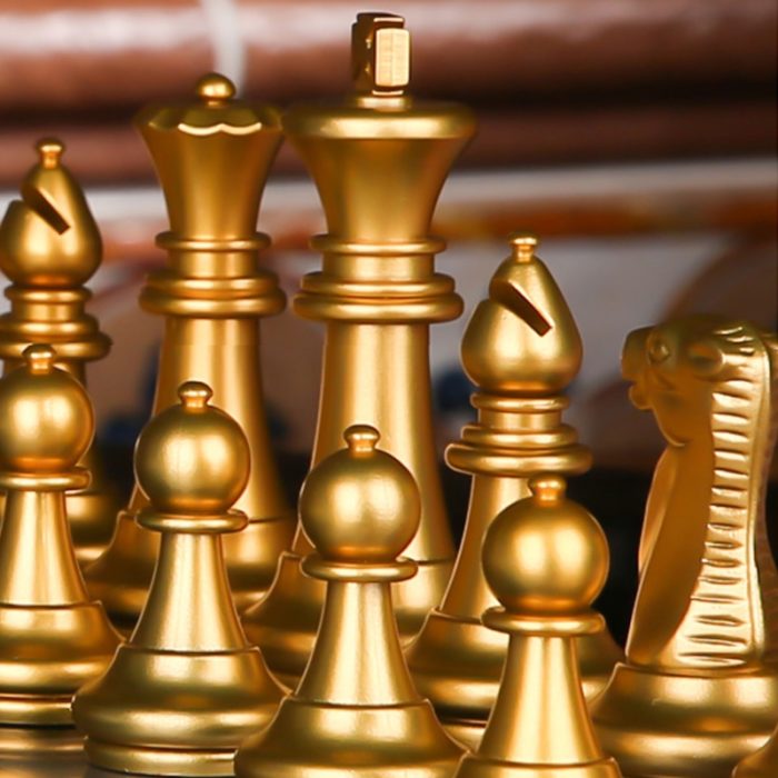 לוח שחמט מגנטי מתקפל עם שחקנים בצבע זהב וכסף