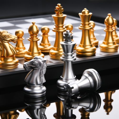 לוח שחמט מגנטי מתקפל עם שחקנים בצבע זהב וכסף