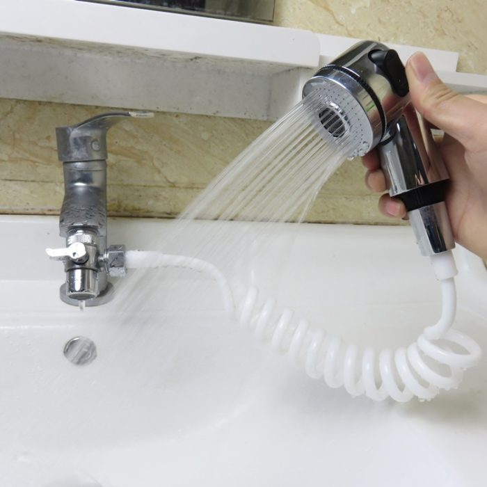 ראש מקלחת המתחבר לברז בכיור עם מווסת זרם