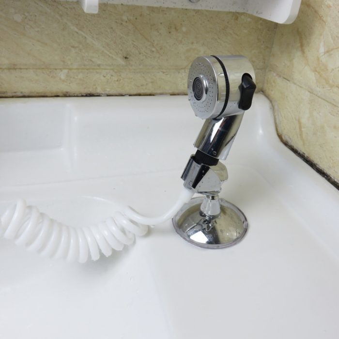 ראש מקלחת המתחבר לברז בכיור עם מווסת זרם