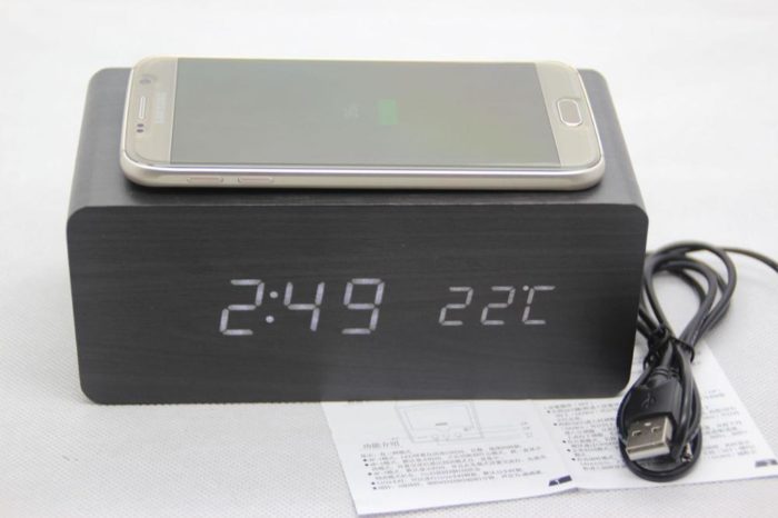 שעון דיגיטלי לחדר עם פונקציית הטענה אלחוטית לסמארטפונים