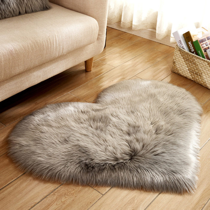 שטיחון שאגי לחדר בצורת לב