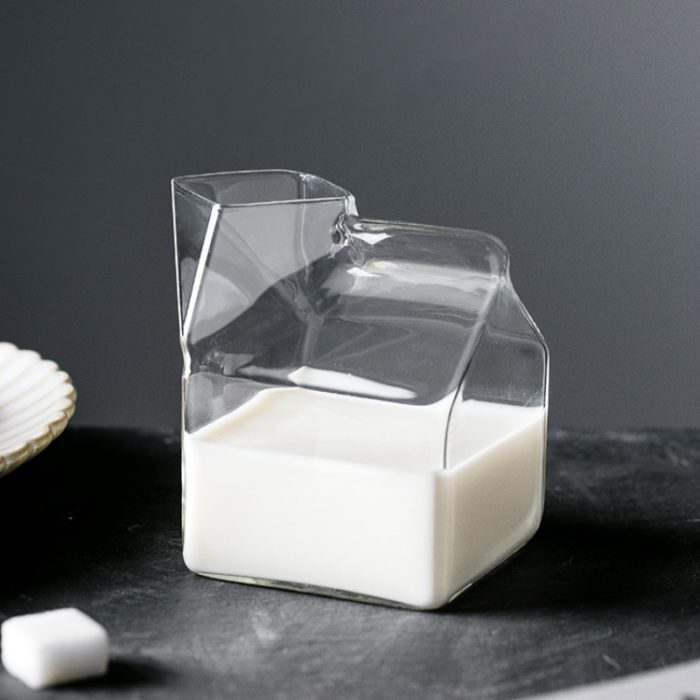 כלי זכוכית לחלב בצורת קרטון חלב