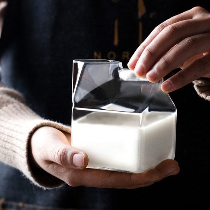 כלי זכוכית לחלב בצורת קרטון חלב