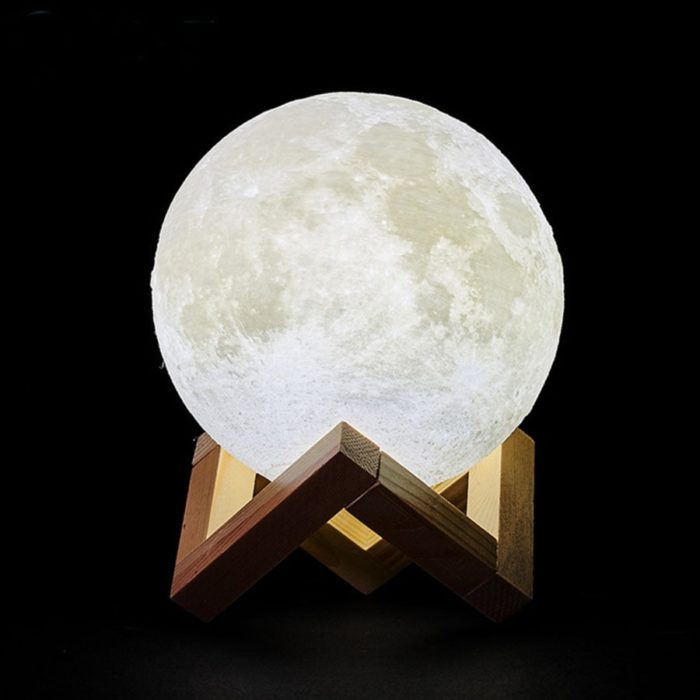 מנורה תלת־מימדת בצורת ירח עם מעמד עץ