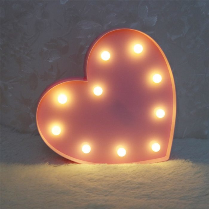 מנורה בצורת לב המופעלת באמצעות סוללות