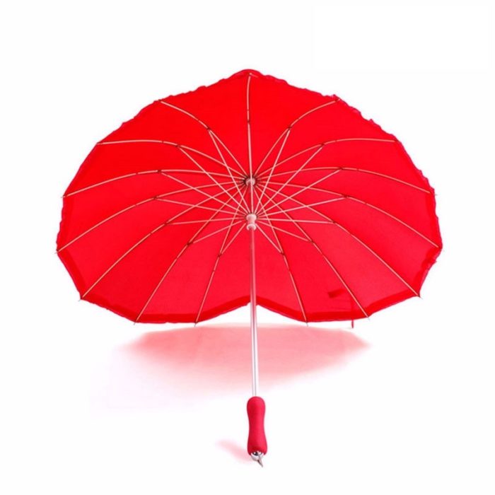 מטרייה אדומה בצורת לב