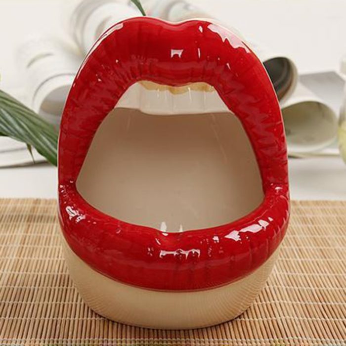 מאפרה בצורת שפתיים
