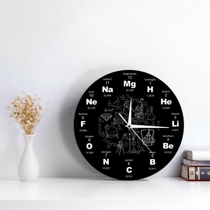 שעון מעוצב בצורת יסודות כימיים