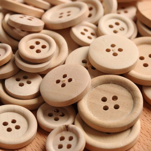 כפתורי עץ לבגדים (סט של 50 כפתורים בגדלים שונים)
