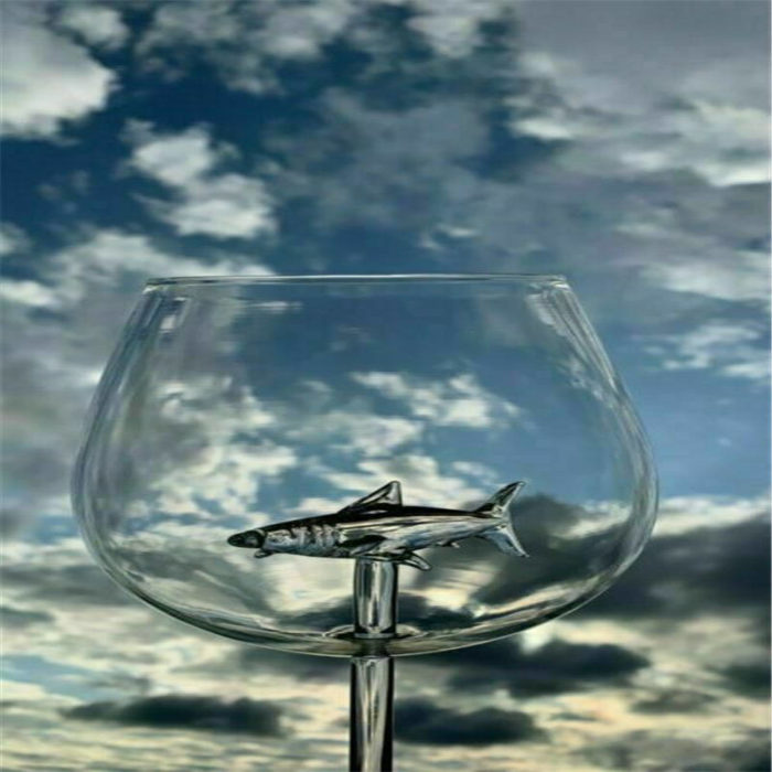 כוס יין מעוצבת עם כריש מזכוכית בתוכה