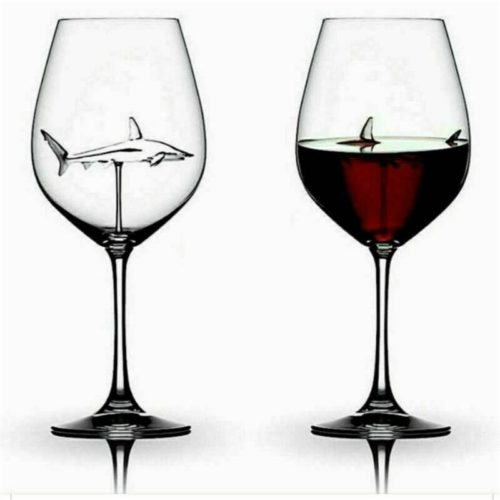 כוס יין מעוצבת עם כריש מזכוכית בתוכה