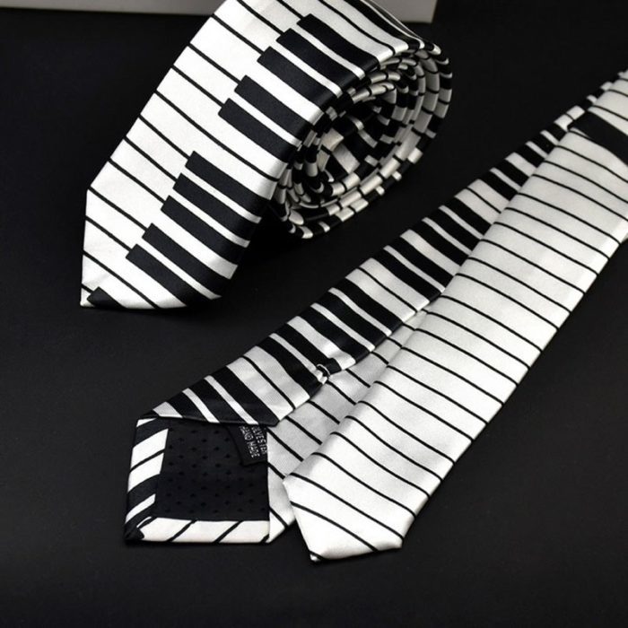 עניבה בצורת קלידי פסנתר