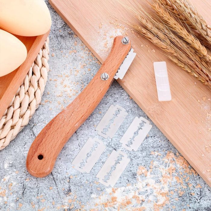 להב לחיתוך פסים על לחם עם ידית מעץ