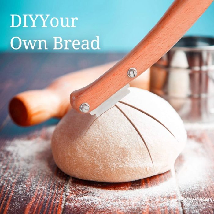 להב לחיתוך פסים על לחם עם ידית מעץ