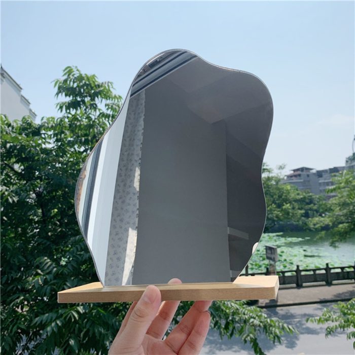 מראה גלית מעוצבת בצורת ענן עם בסיס מעץ