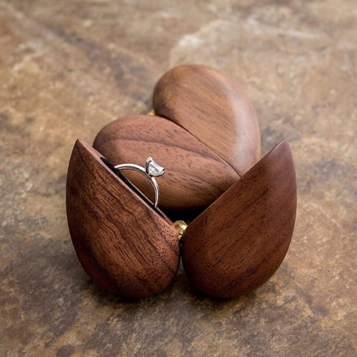 קופסה לטבעת מעץ בצורת לב להצעות נישואין, מתנות ועוד