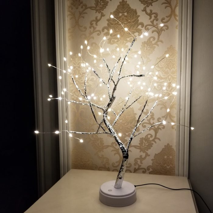 מנורה שולחנית בצורת עץ