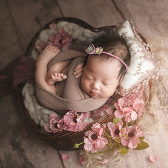 סלסלה בצורת לב לצילום תינוקות בתוכה