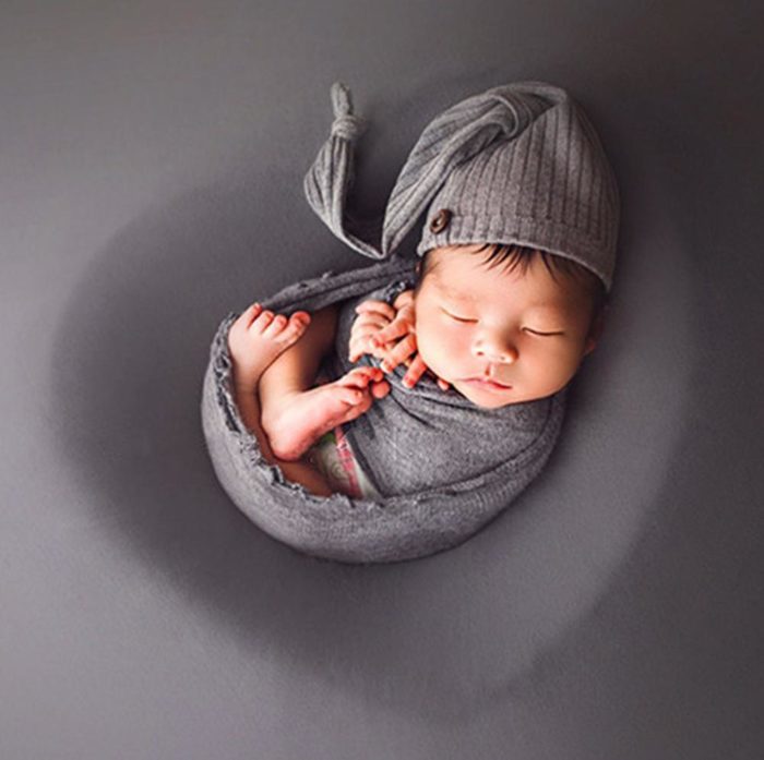 סלסלה בצורת לב לצילום תינוקות בתוכה