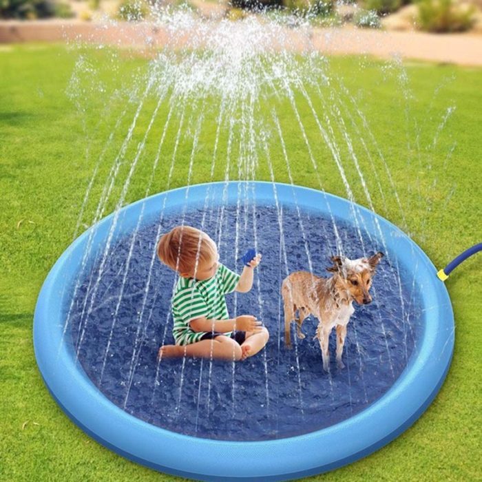 בריכה מתנפחת משפריצה מים לכלבים