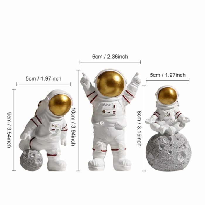 3 פסלים קטנים בצורת אסטרונאוטים