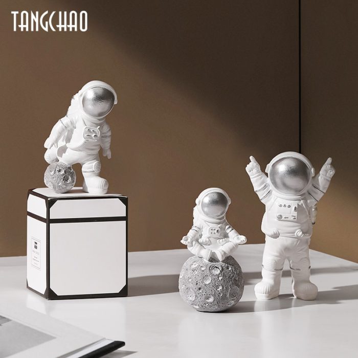 3 פסלים קטנים בצורת אסטרונאוטים