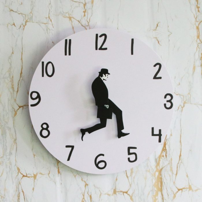 שעון קיר מצחיק בעיצוב איש הולך הליכה מצחיקה