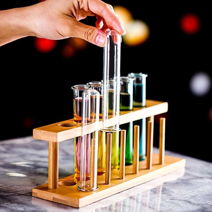 6 כוסות שוטים בצורת מבחנות מעבדה עם מעמד מעץ