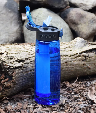 בקבוק מים לטיולים עם פילטר מובנה לסינון לכלוך ובקטריות