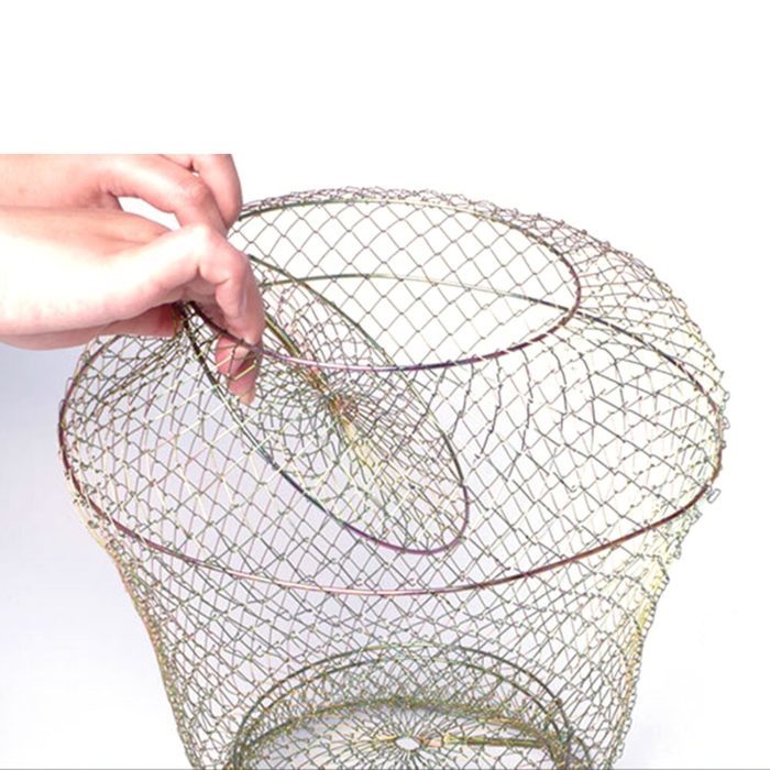 סלסלת רשת מברזל לאחסון דגים בתוך המים בזמן הדיג
