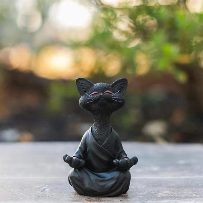 פסלון בצורת חתול עושה מדיטציה