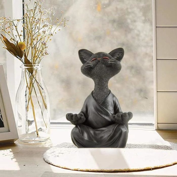 פסלון בצורת חתול עושה מדיטציה