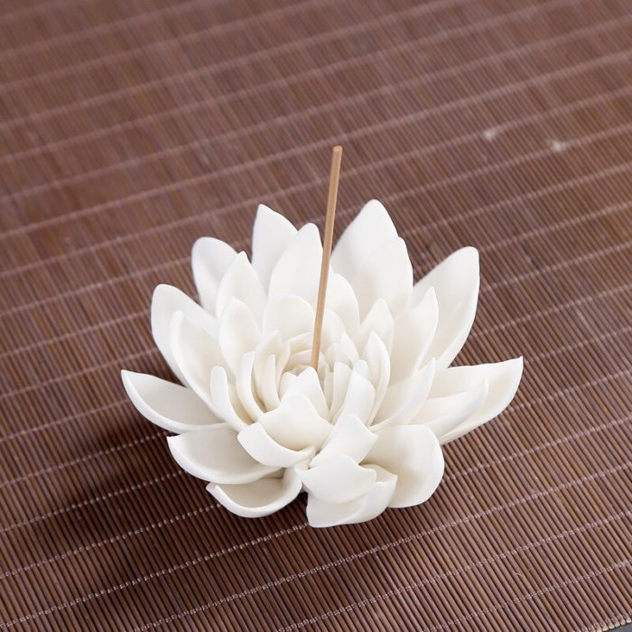 מעמד לשריפת קטורת בצורת פרח לוטוס לבן מקרמיקה