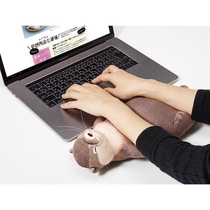 כרית בצורת לוטרה להגברת נוחות פרק כף היד בזמן שימוש במחשב